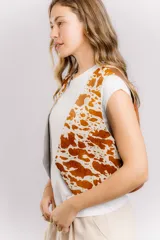 Chaleco de cuero color marrón con estampado brillante, de corte recto y largo a la cintura. Su diseño abierto en el frente lo convierte en una prenda versátil, fácil de combinar tanto con básicos como con looks más elaborados.