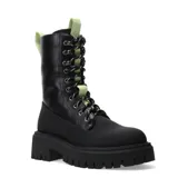 Bota negra acordonada con diseño de cierre lateral y suela gruesa.