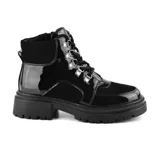 Bota de charol negra con taco bajo y detalles metálicos en los ojales, ideal para un look casual.