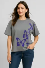 Remera blanca de corte holgado con estampado de flores negras.
