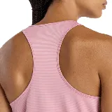 Musculosa deportiva New Balance Sport Essentials, color rosa, con espalda estilo nadador y logo reflectivo en el pecho.