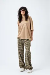 Remerón de manga corta color marrón con efecto lavado y estampa frontal de un caballo con texto estilo western.