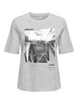 Remera gris melange de corte recto y mangas cortas, con estampado rectangular plateado con la palabra "ERODED" en la parte superior y "& WILD" en la parte inferior.
