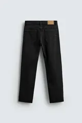 Pantalón de jean celeste de corte recto, con cinco bolsillos y cierre frontal con botones.