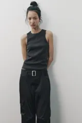 Pantalón cargo color ciruela de tiro medio con bolsillos delanteros, laterales y traseros. Incluye cinturón de la misma tela con hebilla metálica.