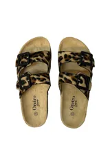 Sandalias con dos tiras con hebilla, con estampado animal print de leopardo.