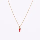 Colgante con cadena dorada y dije de cuerno italiano (cornetto) esmaltado en rojo con detalles dorados en la parte superior.