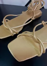 Sandalias de cuero vegano con tiras cruzadas y diseño elegante, ideales para el verano.