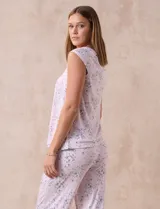 Conjunto de pijama marca René Rofé, compuesto por remera de tejido soft estampado con escote en V y botones, y pantalón capri con cintura elastizada.