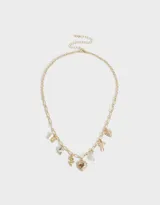 Collar corto dorado con cadena de eslabones y múltiples dijes de mariposa, cuentas de cerámica, rosa, corazón con rosa, perla y moño.