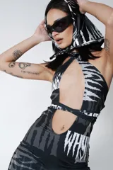 Pañuelo con estampado animal print en tonos grises y blancos.
