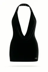 Minivestido negro de terciopelo con cuello cowl, espalda descubierta y detalles plateados en el cuello halter.