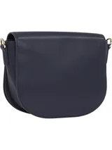 Cartera saddle Tommy Hilfiger color azul marino, con correa bandolera de tela con el logo de la marca en azul y blanco. Tiene cierre de solapa con broche magnético y el logo de la marca en dorado en el frente.
