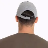 Gorro gris con visera naranja, con logo de la marca en cuero en el lateral y letra "M" naranja en el frente.