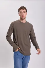 Remera manga larga color gris oscuro con textura tipo waffle.