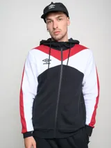 Campera con capucha Umbro de felpa negra, blanca y roja con cierre frontal y logo bordado en el pecho.