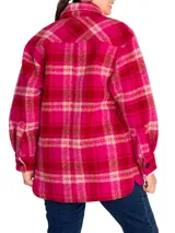 Chaqueta tipo camisa de lana a cuadros color fucsia, rojo y beige, con cuello camisero, cierre frontal con botones, dos bolsillos de parche en el pecho y mangas largas.