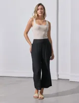 Pantalón palazzo de gasa bambula color negro, marca Nanette. Tiene pretina ancha elastizada en la parte trasera, pierna ancha y short interno.