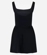 Vestido corto negro de viscosa con escote cuadrado, breteles anchos, cintura en V con pliegues y falda evasé.