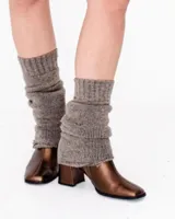 Bota negra de cuero vacuno con taco cuadrado y caña media.