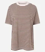 Remera de manga corta con cuello redondo, confeccionada en algodón y poliéster, con estampado de rayas horizontales marrones y blancas.