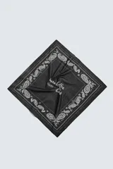 Pañuelo bandana cuadrado de algodón color crudo con estampado de cachemira en negro.