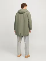 Parka térmica resistente al viento con capucha y cierre con cremallera. Cuenta con capucha ajustable con cordones, mangas largas con puños de canalé, cierre con cremallera y bolsillos frontales. Diseño largo con tapeta anti viento.