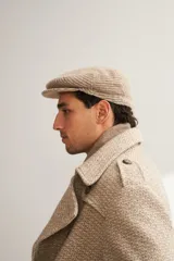 Boina marrón de lana fina uruguaya 100% natural sin teñir, con visera.