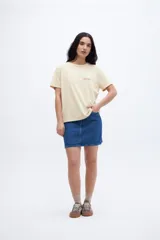 Remera color crema con estampado pequeño en el pecho con la leyenda "UNFRM. Redefining Energy Club".