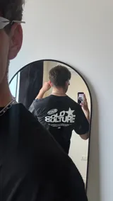 Remera negra con estampado blanco en la espalda que dice "OLD CULTURE" con una estrella.