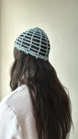 Gorro celeste de crochet con diseño de red.