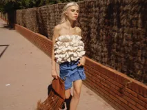 Minifalda de jean azul claro con bolsillos laterales y traseros.