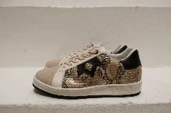 Championes negros de cuero con detalle de estrella plateada y talón plateado.