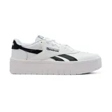 Championes Reebok Court Advance Surge, color blanco con detalles en negro. Presentan plataforma y logo de la marca en el lateral.
