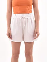 Short color verde con textura arrugada, cintura elástica con cordón ajustable y bolsillos laterales.