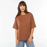 Camiseta marrón de cuello redondo, manga corta y corte oversize.