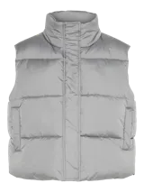 Chaleco puffer color gris con cuello alto, cierre frontal y bolsillos laterales.