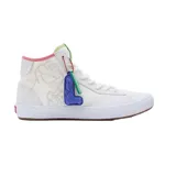 Zapatillas de caña alta Vans x Sesame Street, color blanco con detalles en rosa, verde y celeste. Presentan un estampado del personaje de la Rana René en el lateral y un dije de felpa con la letra L.