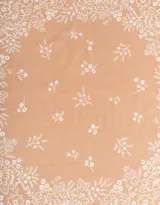 Pañuelo cuadrado de algodón color beige con estampado floral blanco.