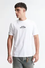 Remera blanca de manga corta con cuello redondo y estampado en la espalda de una escultura clásica con texto en verde.