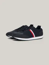 Zapatillas Tommy Hilfiger de estilo running, color azul marino con detalles en blanco y rojo. Confeccionadas en poliuretano y poliéster, con suela de EVA y logo de la marca en el lateral y el talón.