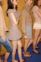 Chaqueta bomber de corte cropped confeccionada en material efecto piel color beige, con cuello subido, puños y cintura en rib elástico a tono, cierre frontal con cremallera y bolsillos laterales de vivo.