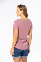 Remera azul de algodón y poliéster, de corte recto, cuello redondo y manga corta.