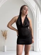 Minivestido negro de satén con escote halter y espalda descubierta.