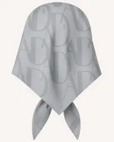 Pañuelo cuadrado de satén color gris con estampado del logo de la marca en el mismo tono.