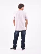 Remera manga corta color blanco con estampa frontal con la palabra "California" y una estrella.
