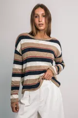 Buzo de corte relajado con diseño a rayas horizontales en verde, beige y rojo.