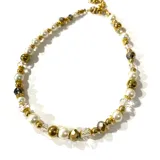 Collar corto con cuentas de perlas de vidrio blancas, cristales checos transparentes y perlas de hematita doradas.