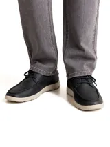 Zapato náutico casual de cuero azul marino con cordones y suela de goma color crema. El cuero proviene de una curtiduría sostenible con certificación ecológica de «ORO».