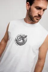 Musculosa blanca con estampado de una moto y texto 'MOTO COMMUNITY'.